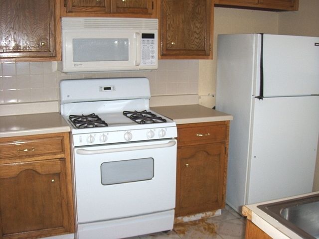 Gas stove, fresh cabinets,