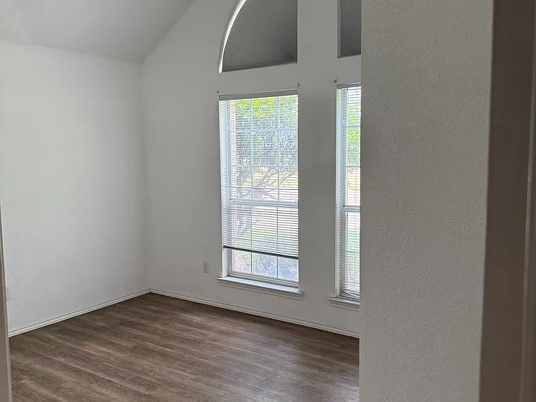 4037 Champions Dr — Photo 12
