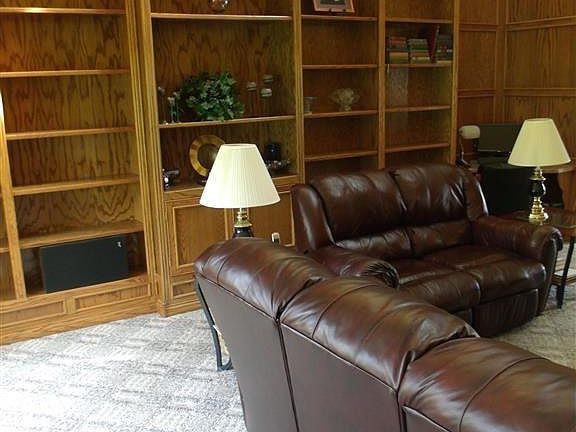 4th image of 829 Stonebridge Dr