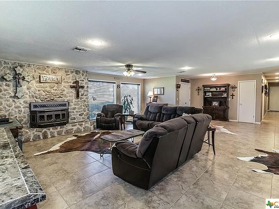 3rd image of 35 Glen Oaks Ln