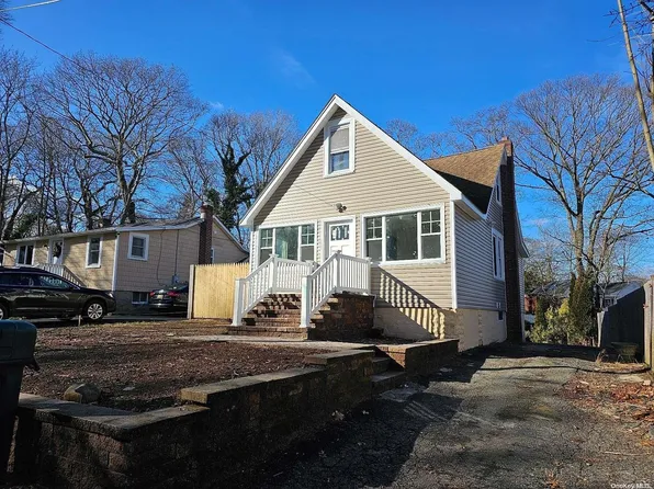 26 Arverne Road, Sound Beach, NY 11789
