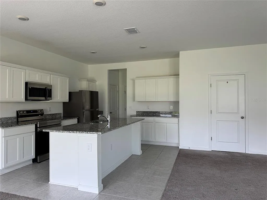 4 bed, 2.5 bath, 2660 sqft, $2,300 — Photo 3