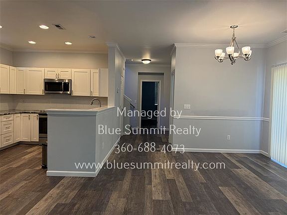 4th image of 7633 Rushmore Way NE