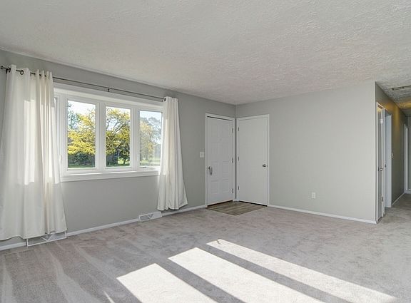 3rd image of 906 Luther Dr