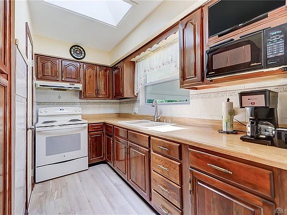 3rd image of 809 Brookwood Dr