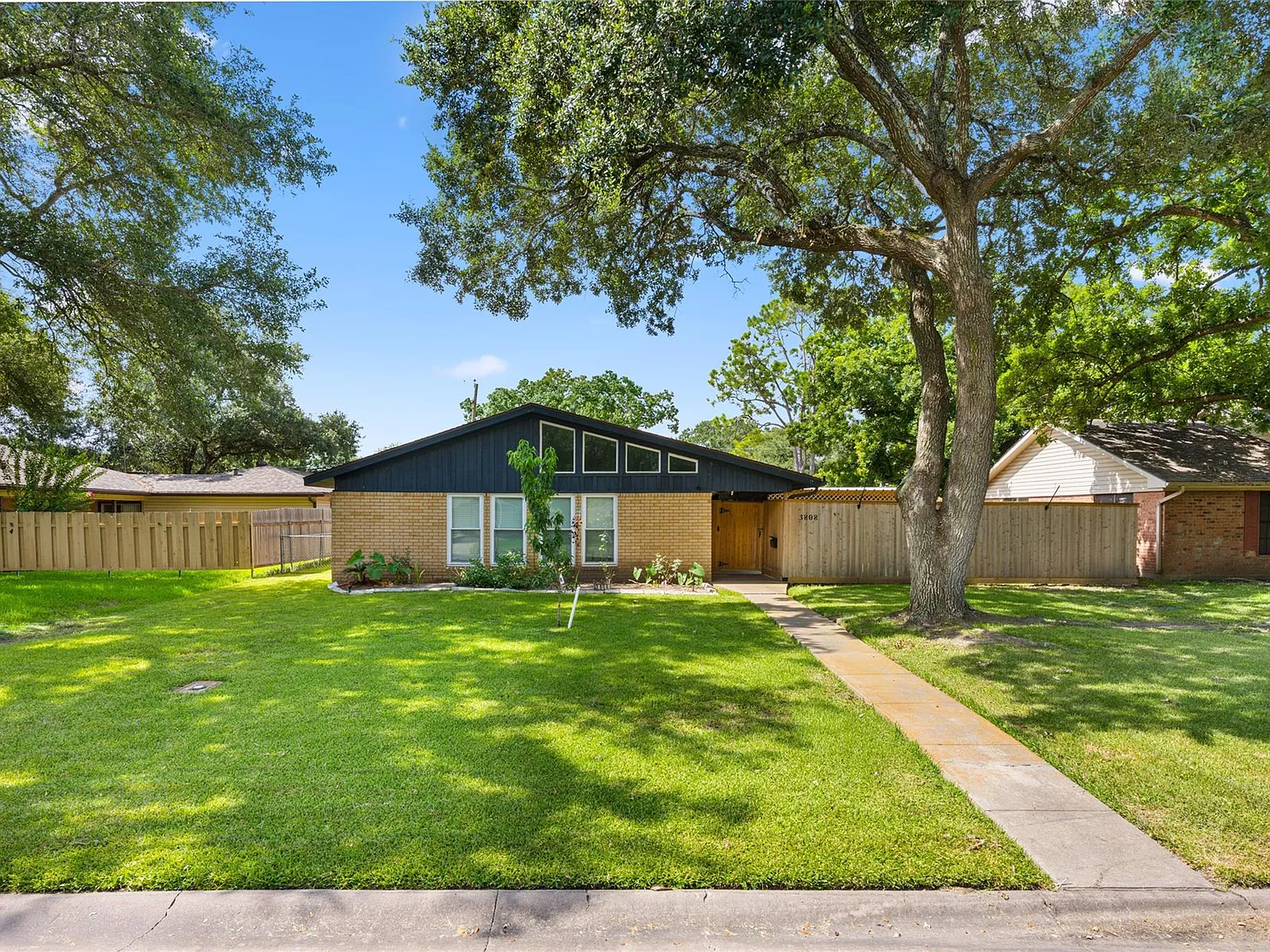3 bed, 2.0 bath, 1539 sqft, $1,950 — Photo 3
