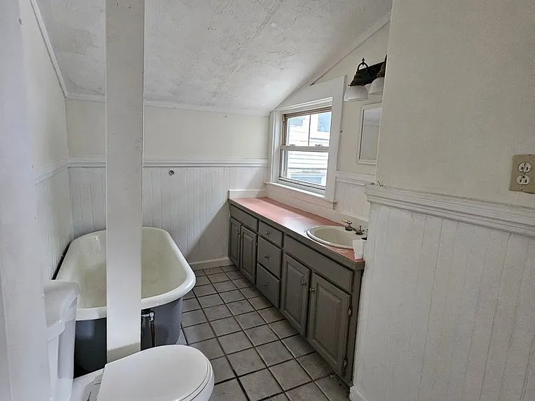 605 Hall St — Photo 10