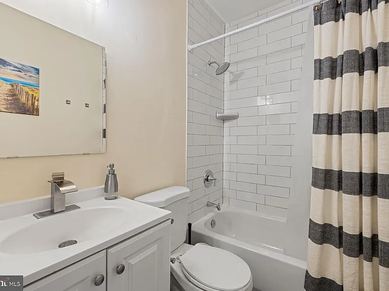 325 V St NE #1 — Photo 10