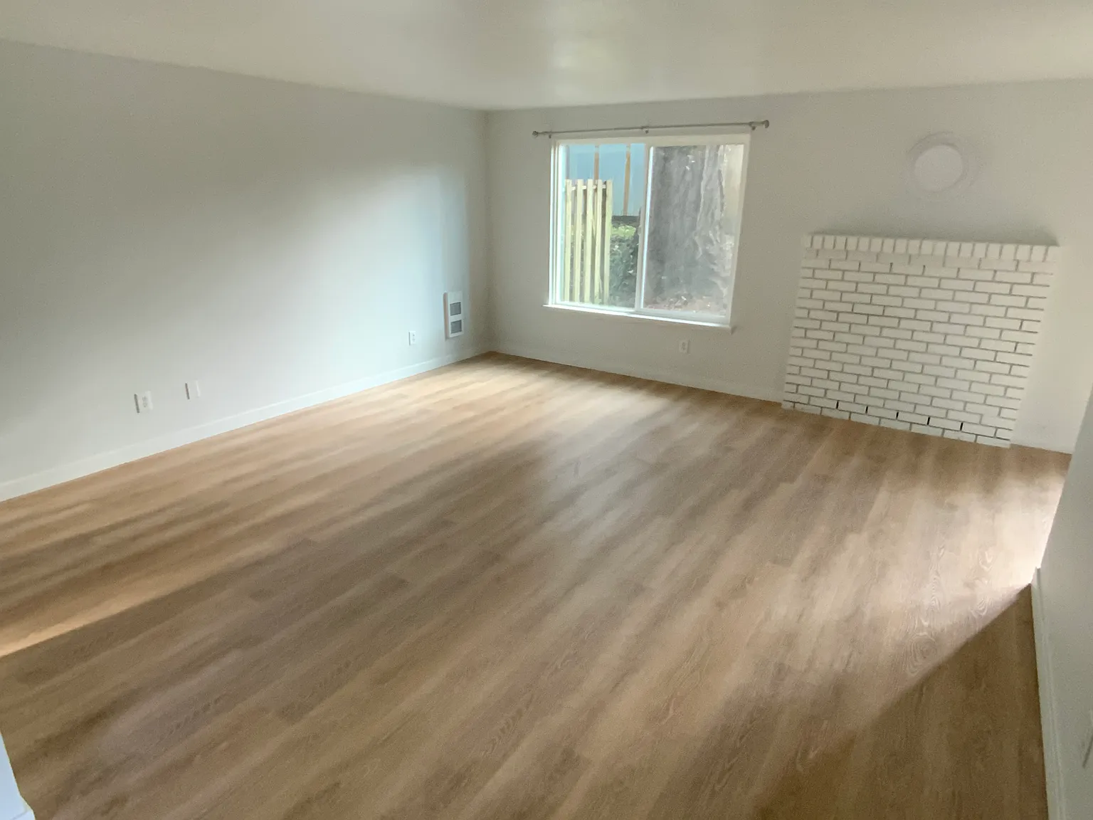 3 bed, 1.5 bath, 1250 sqft, $2,399 — Photo 3