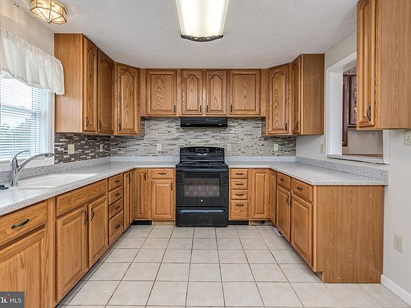 4th image of 189 Front Dr