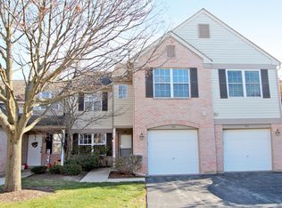 308 Crystal Ridge Dr, Crystal Lake, IL 60012