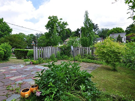 4th image of 41 Estherwood Ave