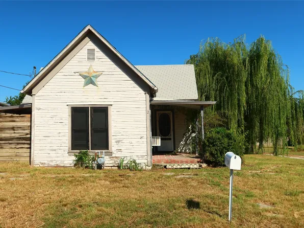 204 Taylor St, Bowie, TX 76230