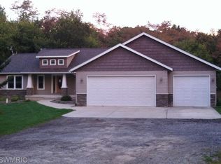 1660 Bella Pines Dr, Lowell, MI 49331