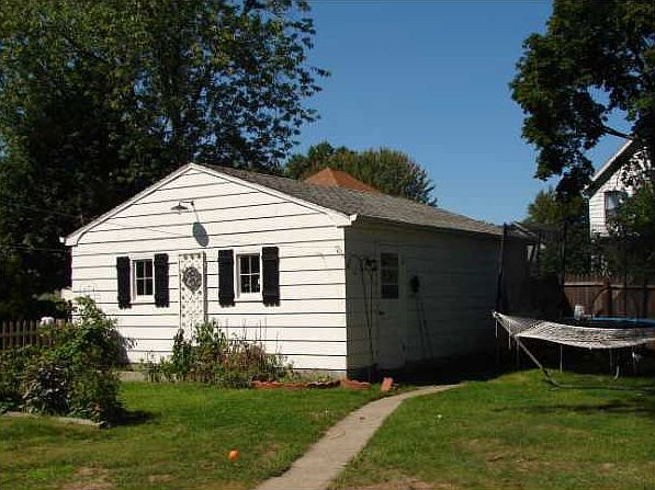 2nd image of 415 E Hillcrest Ave