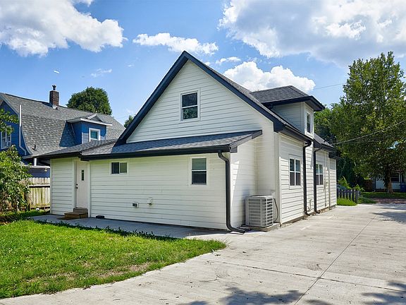 3rd image of 2326 Des Moines St