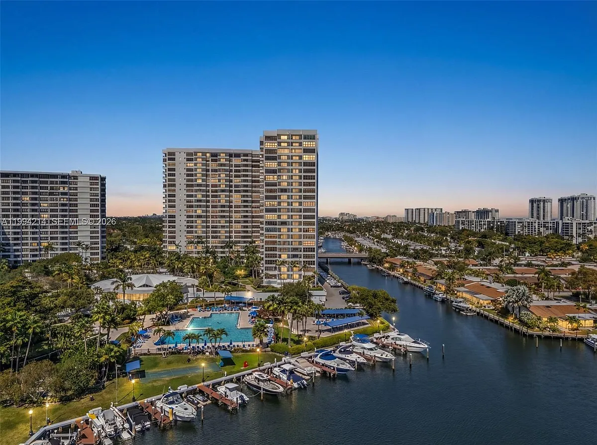 Building Photo - 2500 Parkview Dr #1418
