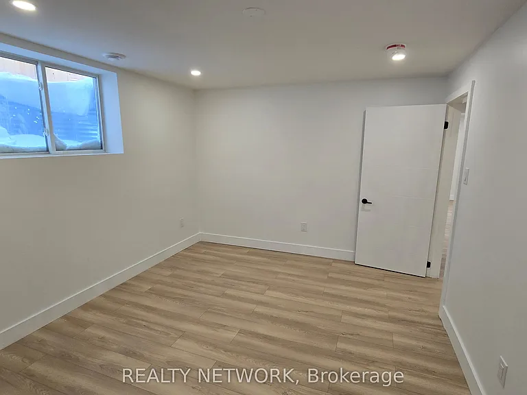 7266 Silver Creek Cir #LOWER — Photo 10