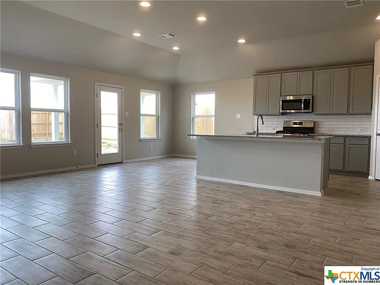 132 Lyndon Dr — Photo 5