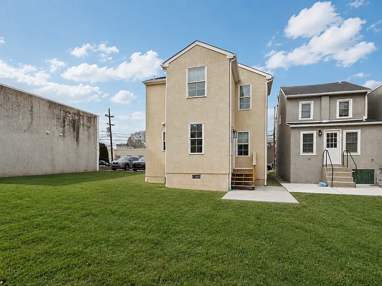 731 E Elm St — Photo 41