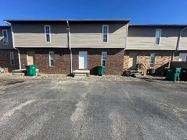 3 bed, 1.5 bath, 1350 sqft, $1,300