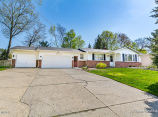 2480 Pinewood St, Jenison, MI 49428