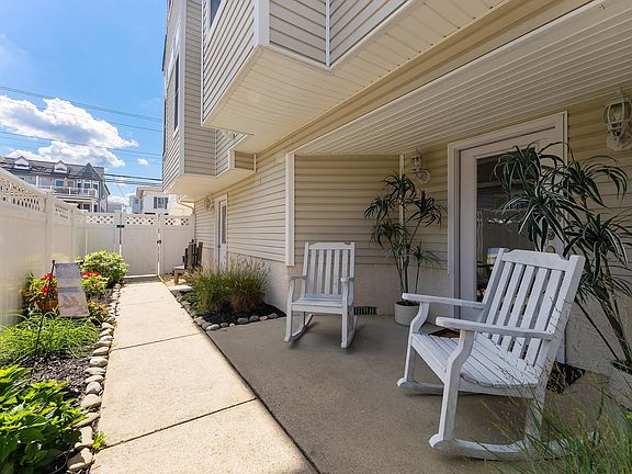 2nd image of 113 39th St E #Sea