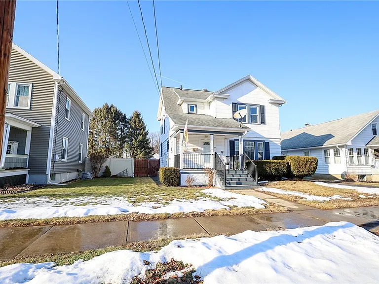 220 Kingsbury Ave — Photo 2