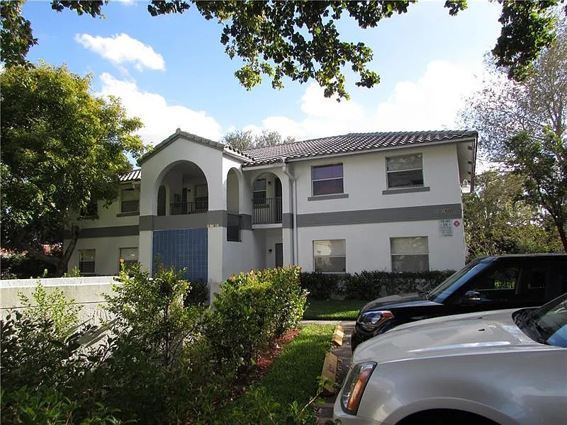3 bed, 2.0 bath, 950 sqft, $2,225 — Photo 1