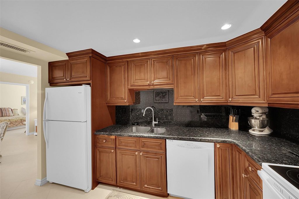 531 N Ocean Boulevard #410, photo 7