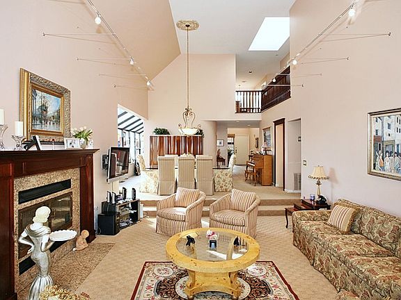 Living Room/Dining Area