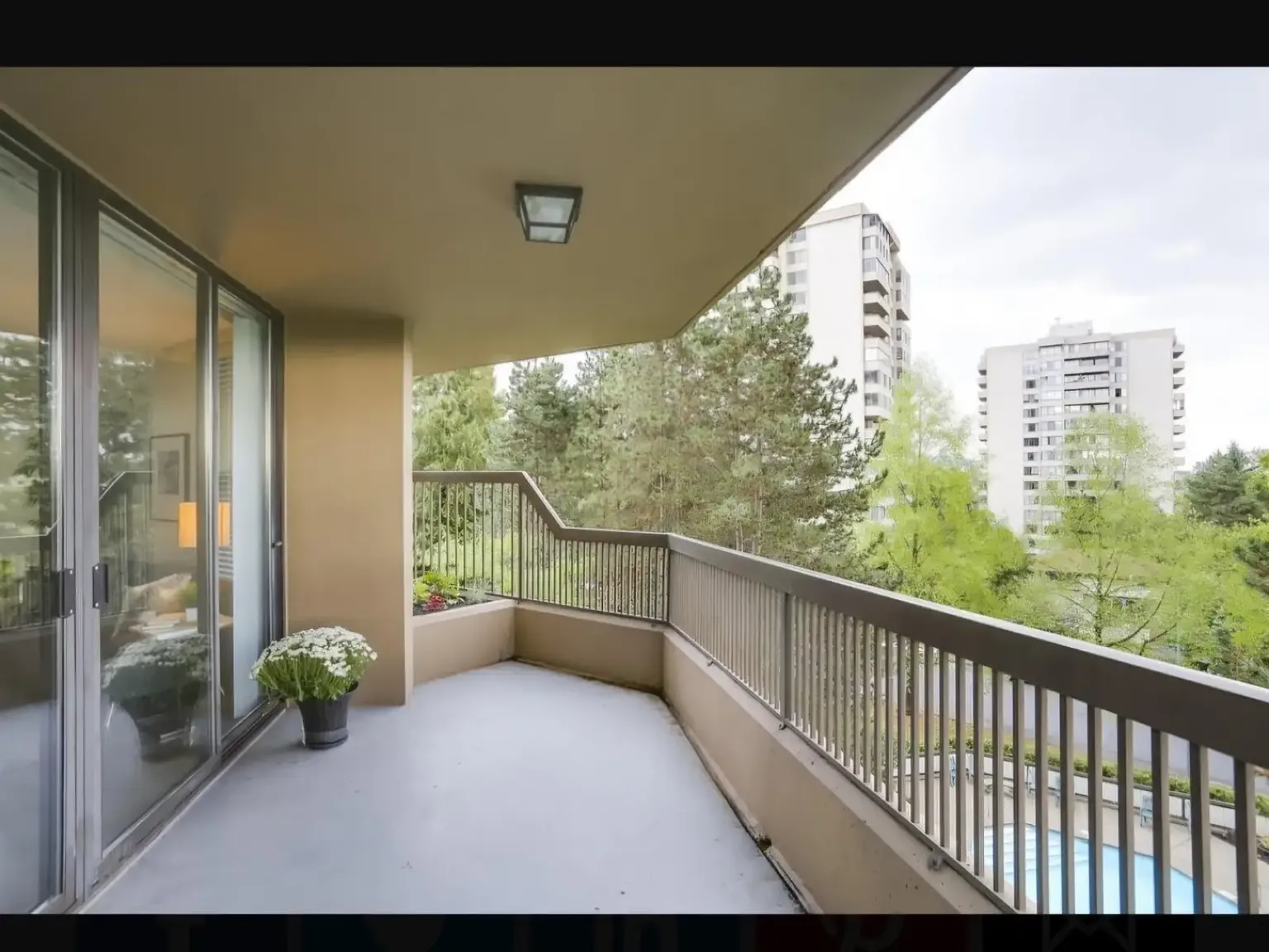 2 bed, 915 sqft, $2,600 — Photo 2