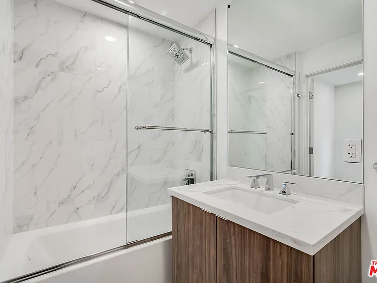 1021 S Shenandoah St #102 — Photo 12