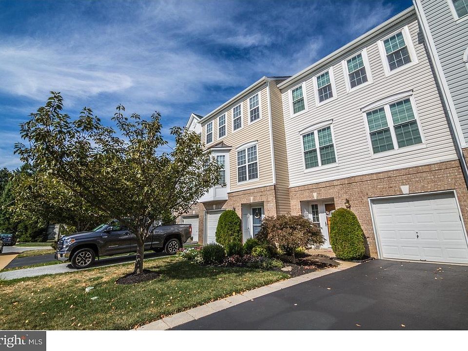 1st image of 706 W Oakmeade Dr