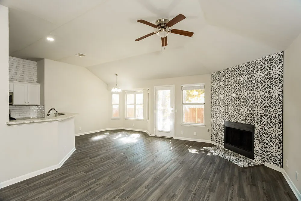 3 bed, 2.0 bath, 1765 sqft, $1,915 — Photo 3