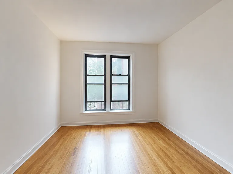 1293 1st Ave #5 — Photo 4