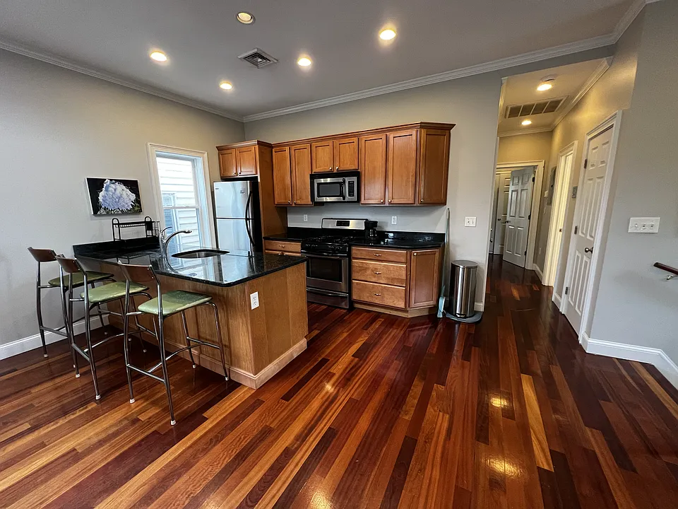 10 Bristol St #3