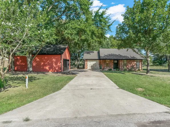 910 Willow Dr, Wills Point, TX 75169