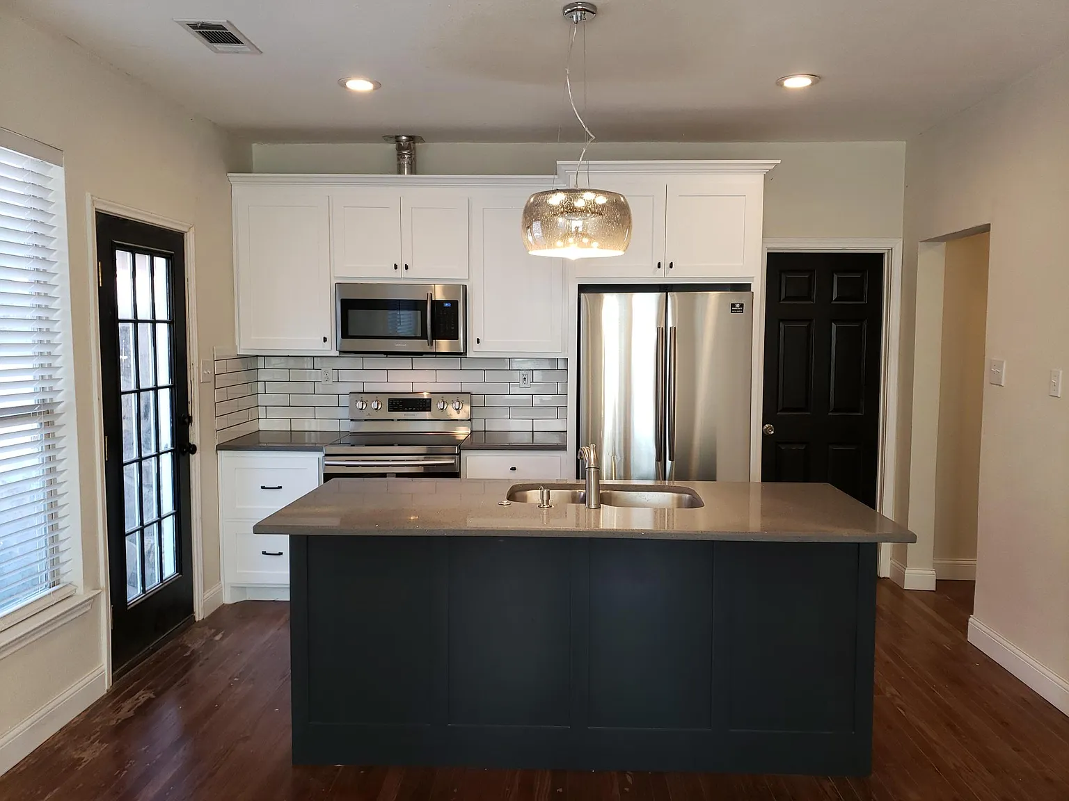 3 bed, 1008 sqft, $3,500 — Photo 2