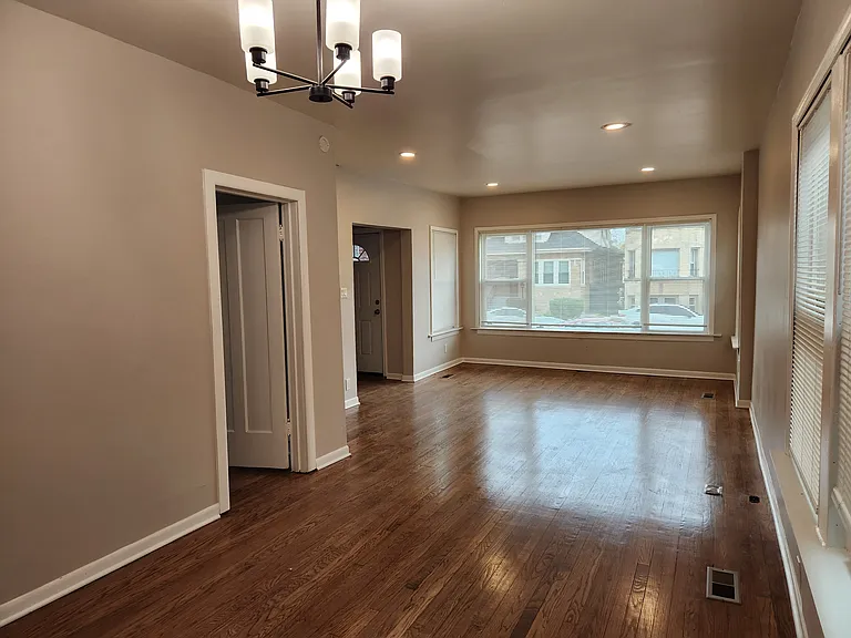 502 E 88th Pl — Photo 3