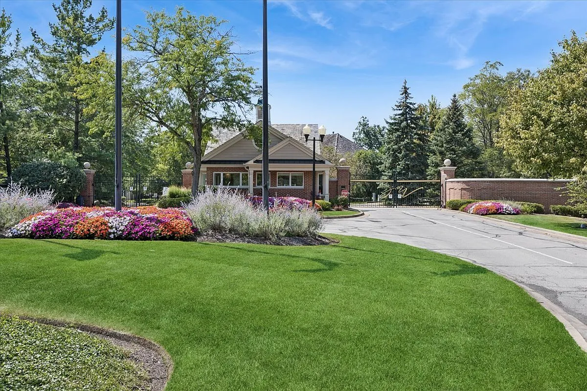 4 bed, 5200 sqft, $12,500 — Photo 3