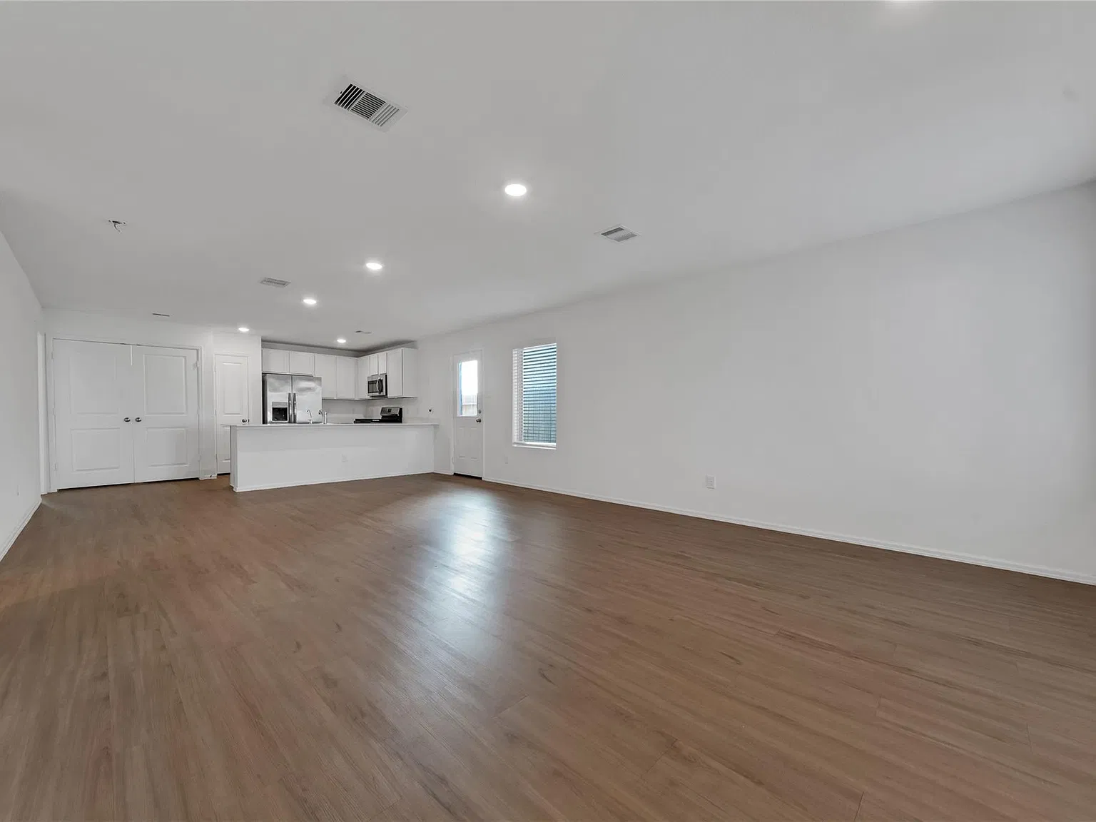 3 bed, 2.0 bath, 1320 sqft, $2,300 — Photo 3