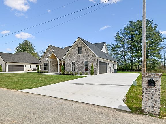 5th image of 405 Chestnut Oak Ave