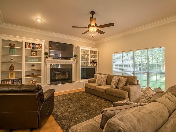 4th image of 9421 Marina Ave