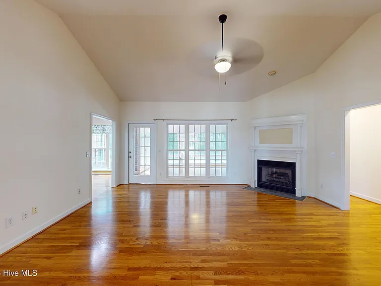 1140 Greenbriar Dr — Photo 7