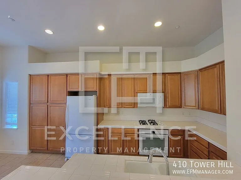 410 Tower Hill Ave — Photo 2