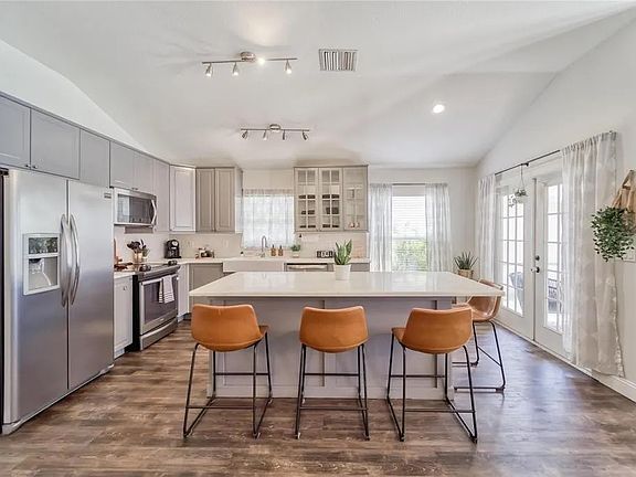 3rd image of 2611 Silvermoss Dr