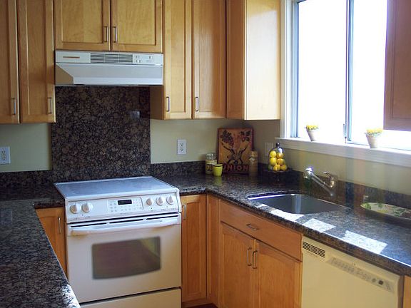 3rd image of 175 Linden Ave