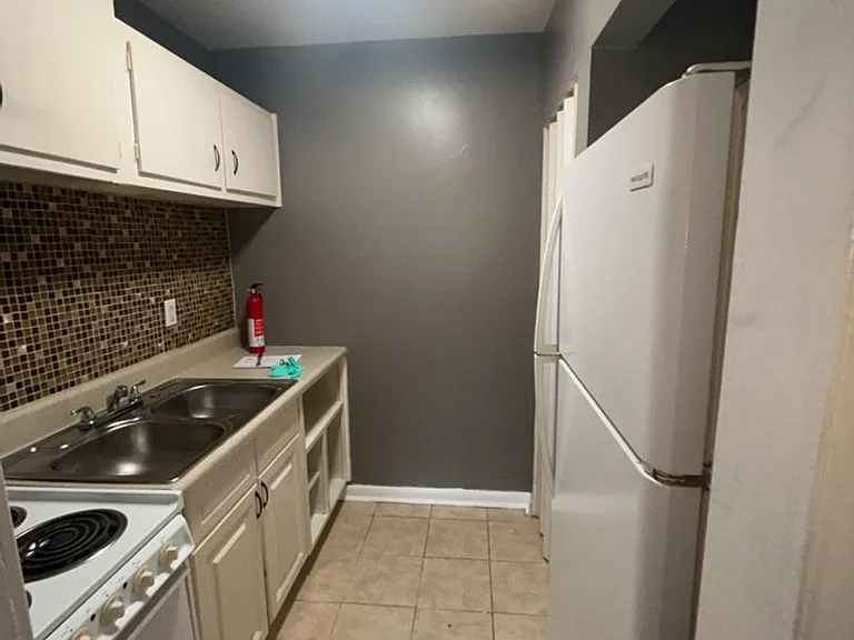 Holston Apartments — Photo 32