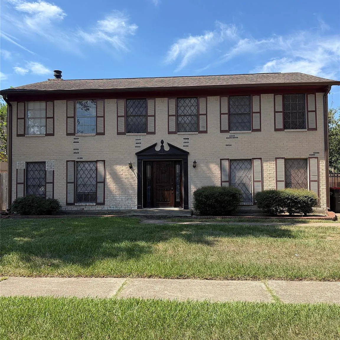 5 bed, 2.5 bath, 2464 sqft, $2,000 — Photo 1